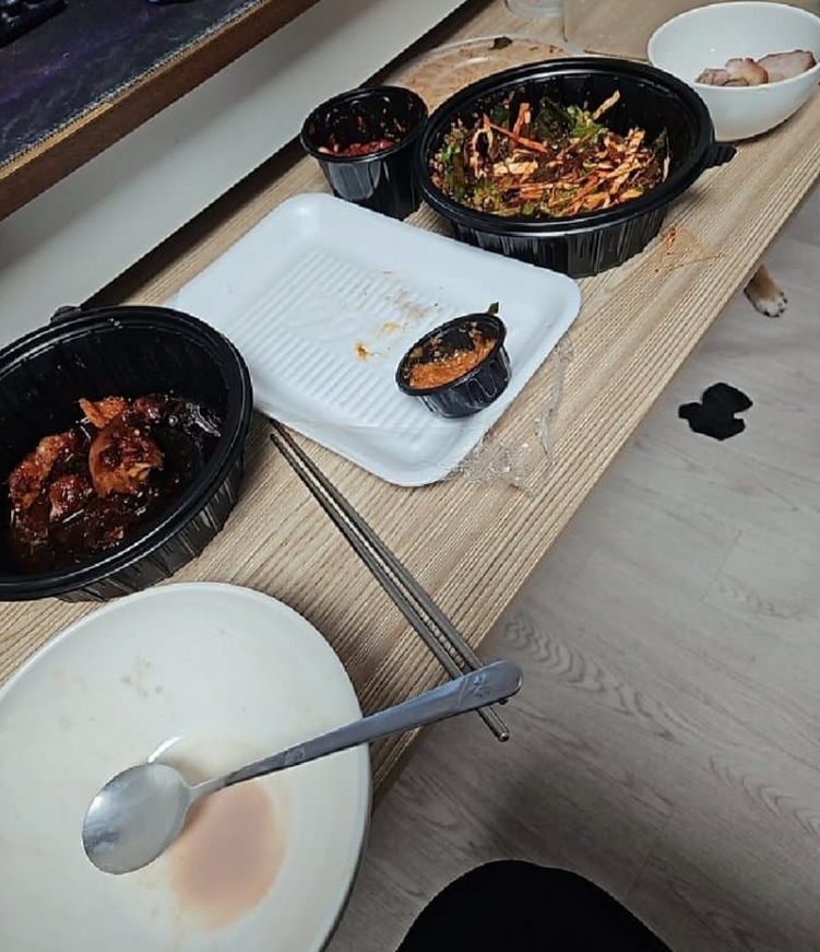 남편과 같이 먹토, 완토하는 여자