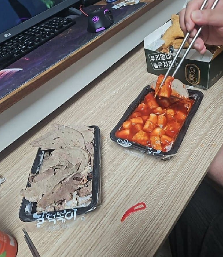 남편과 같이 먹토, 완토하는 여자